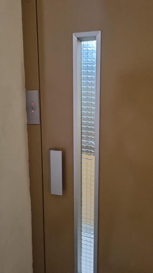 Hostal Vara Madrid Exterior photo